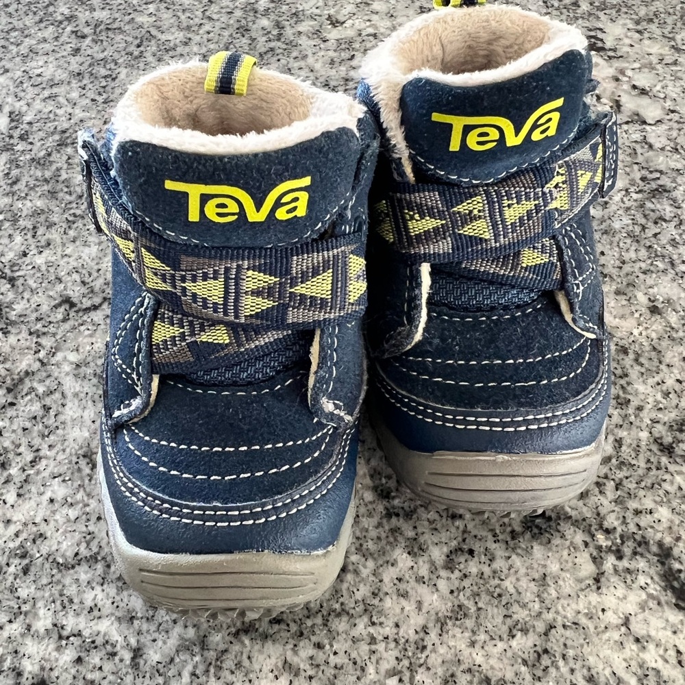 Teva Baby boots size 4